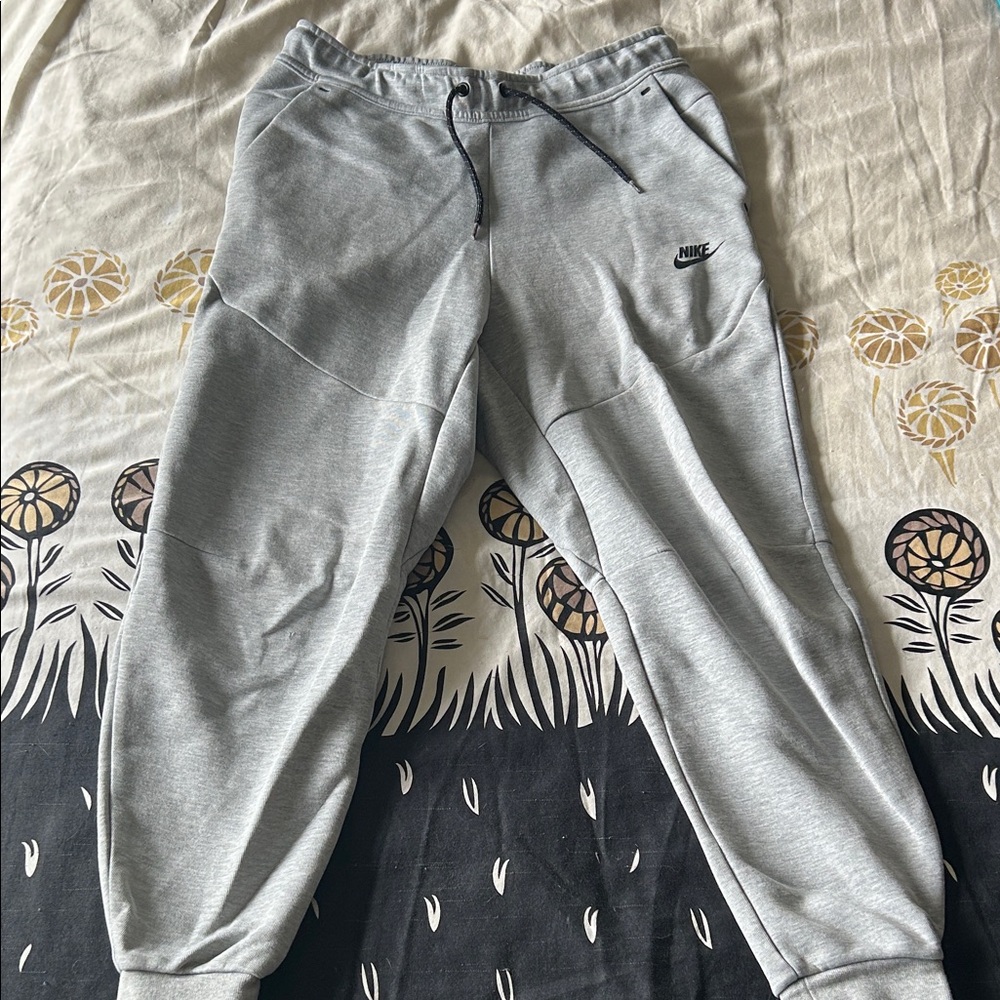 Nike Boy Light Gray Sweatpants size S
